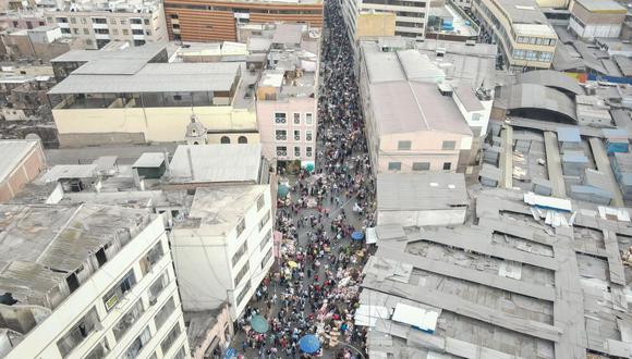 Imagen captada con dron en Mesa Redonda. Mantener allí el distanciamiento social es casi imposible. (Foto: Jorge Cerdán)