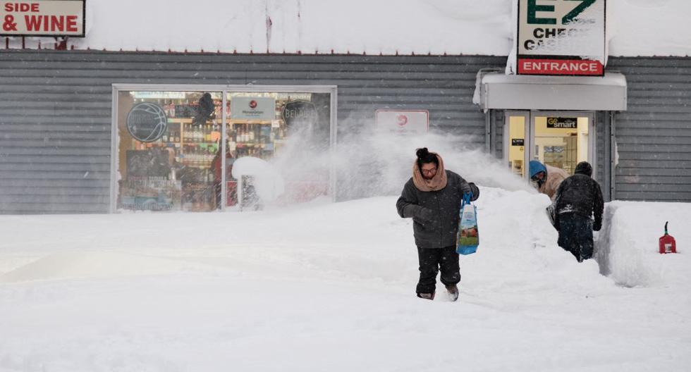 Una residente sale de una tienda en Buffalo, Nueva York, el 26 de diciembre de 2022, en medio de la tormenta invernal Elliot. (Joed Viera / AFP).