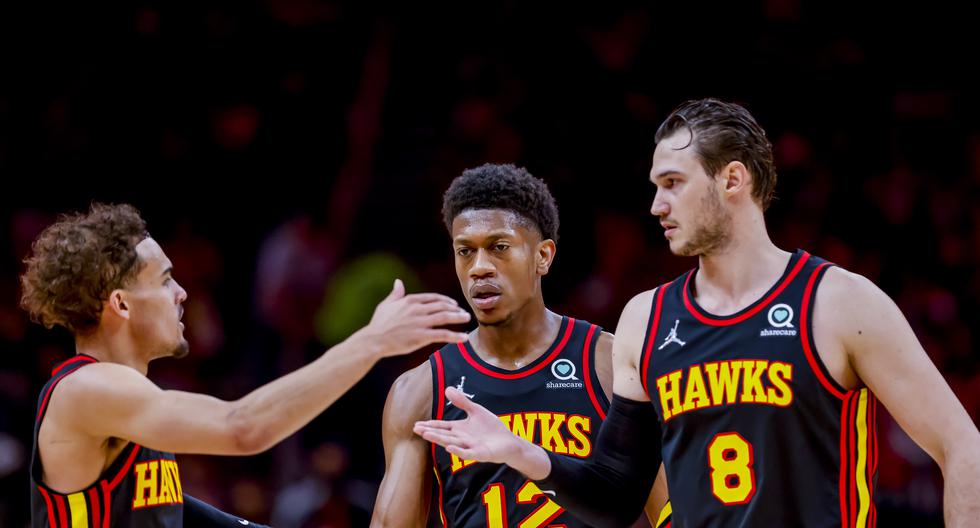 Trae Young (izquierda) buscará liderar a sus Hawks este viernes cuando enfrenten a Cavaliers en el Play-In de la NBA