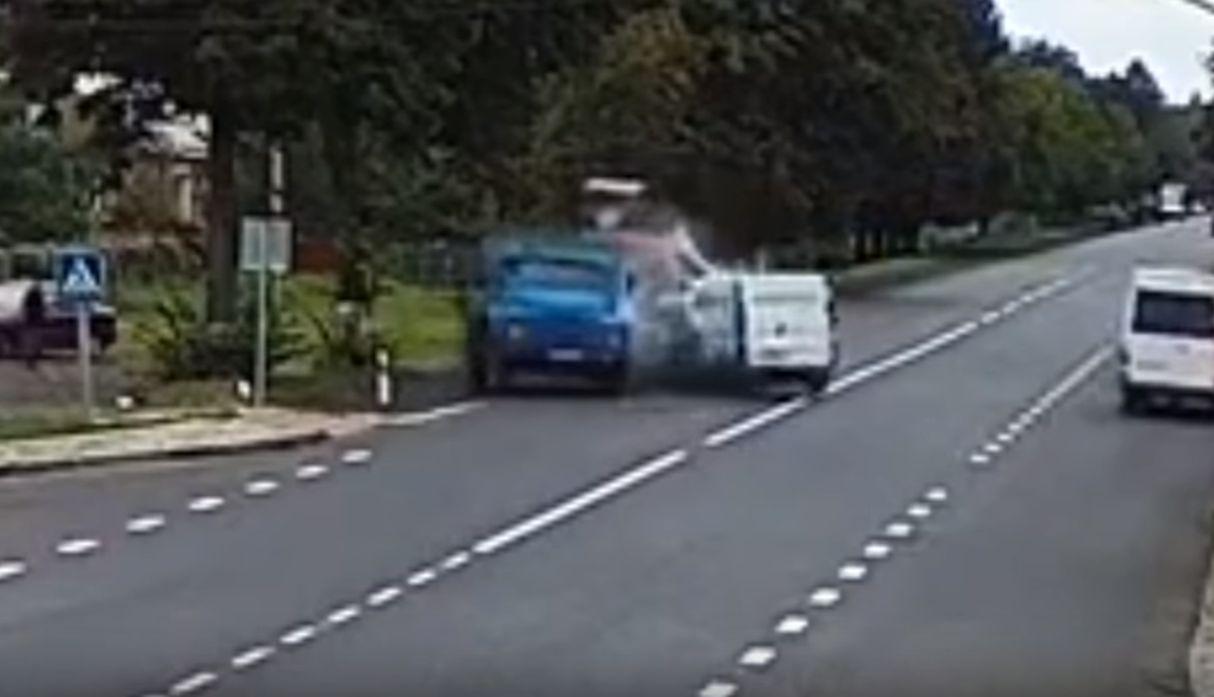 El conductor de una furgoneta invadió el carril donde transitaba un camión al quedarse dormido. (YouTube: Caught on Video)