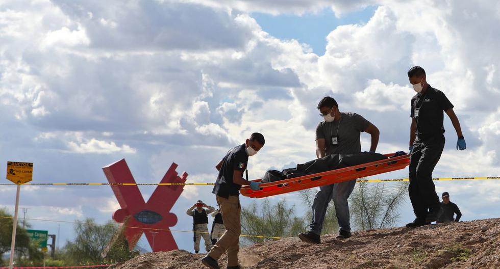 Expertos forenses llevan el cuerpo de una niña migrante guatemalteca que se ahogó mientras intentaba cruzar con su madre el Río Bravo hacia Estados Unidos, el 22 de agosto de 2022. (Herika MARTÍNEZ / AFP).