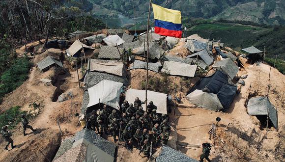 Imagen de archivo | Soldados colombianos después de recuperar uno de los campamentos de disidencia de las FARC ubicado en el Cañón de Micay en el departamento de Cauca, Colombia. (Foto por Folleto / Fuerzas Militares de Colombia / AFP)