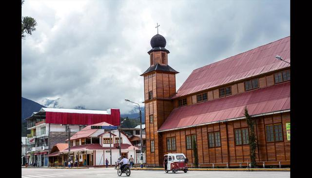 Iglesia Matriz Santa Rosa.  Se encuentra en la Plaza de Armas de Oxapampa y es considerada una de las principales del distrito. Fue construida en 1940 y destaca por estar hecha de madera. (Foto: Antonio Escalante/PromPerú)