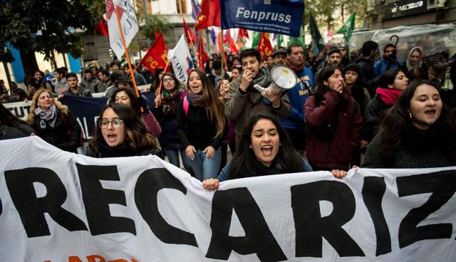 Decenas de estudiantes protestaron en Santiago de Chile en rechazo a un estatuto laboral que viene siendo impulsado por el presidente Sebastián Piñera. | Foto: AFP