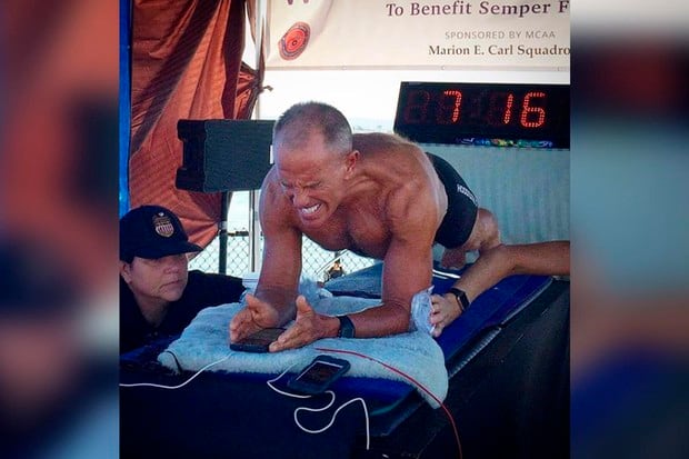 Hombre de 62 años rompió récord Guinness al quedarse durante 8 horas haciendo plancha abdominal. | Foto: Captura