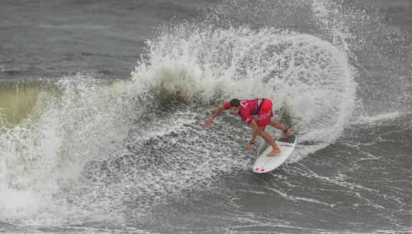 Lucca Mesinas es el único peruano que sigue en carrera en el surf de los Juegos Olímpicos Tokio 2020 | Foto: EFE