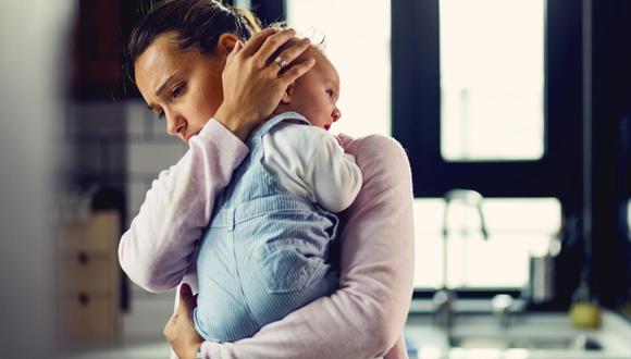 La madre suele tener cambios de estado de animo, por ejemplo, puede sentirse irritante, triste y ansiosa, entre otros síntomas más.