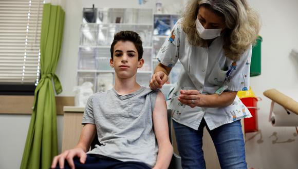 Un adolescente recibe una de las dosis contra el coronavirus, En Tel Aviv, Israel. El gobierno está tratando de acelerar la vacunación de ese sector de la población, para evitar que sufran o transporten la variante Delta. REUTERS
