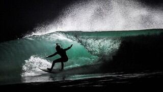 Los surfistas nocturnos que bailan en las bravas olas de la Bretaña
