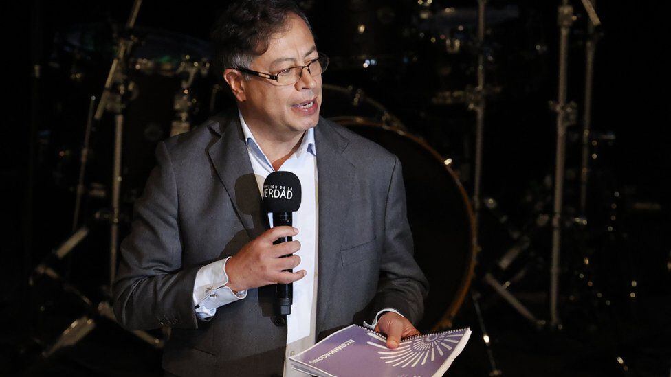 The elected president of Colombia, Gustavo Petro, received the Final Report of the Truth Commission. 