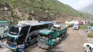Carretera Central: buses quedaron varados más de 15 horas por caída de huaico | FOTOS