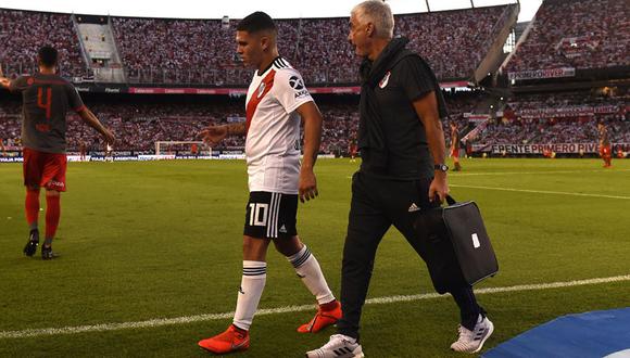 Juan Fernando Quintero se rompió los ligamentos cruzados de la rodilla izquierda y será baja al menos por 6 meses en River Plate. (Foto: Twitter @CARPoficial)