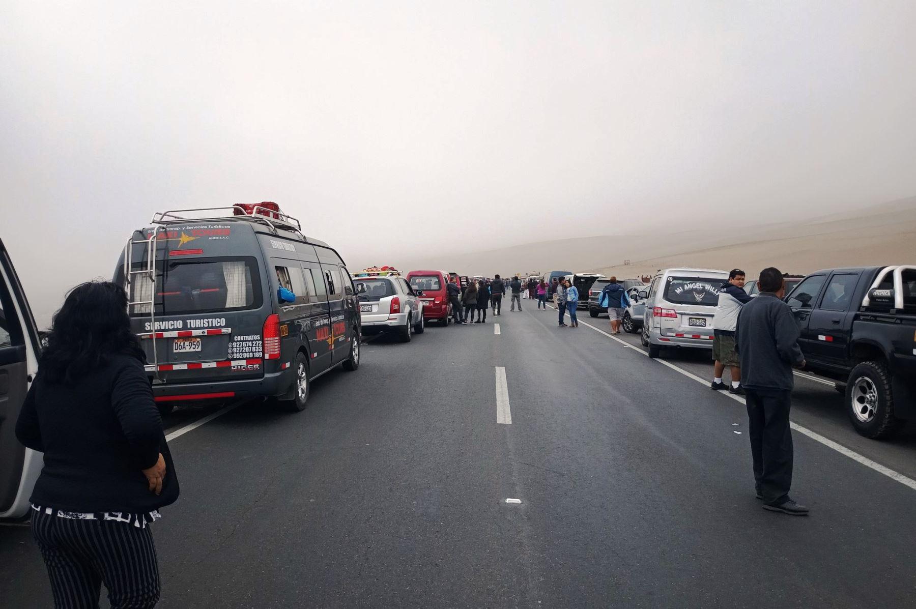 Las personas que salen de Lima hacia el norte del país expresaron su malestar por la demora en despejar la vía. (Foto:@Moises_Gustavo )