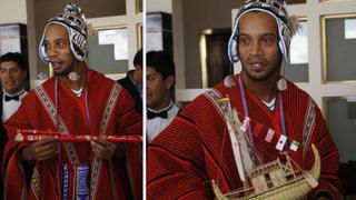 Ronaldinho fue vestido de indígena aimara para ser homenajeado en Bolivia