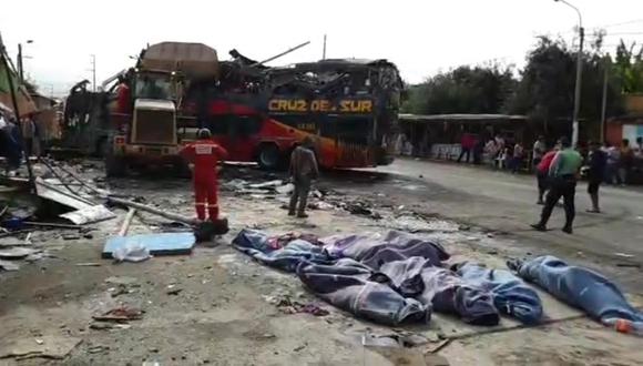 Accidente en Arequipa dejó al menos 16 fallecidos. Doce personas murieron en el lugar del choque. La Policía Nacional del Perú aún investiga las causas del accidente. (Foto: Difusión)