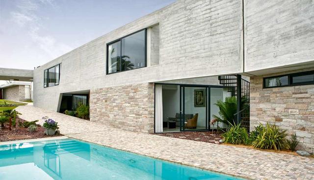 Se usaron materiales como el terrazo, la piedra y el concreto para mimetizar la vivienda con su entorno. (Foto: Jaime Gianella)
