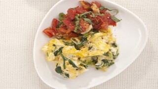 Huevos revueltos con pesto de tomate