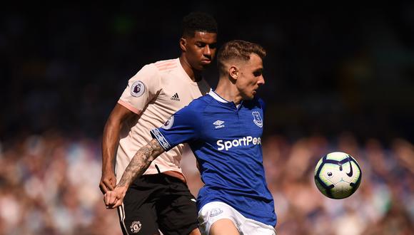 Lucas Digne controlando una pelota ante la marca de Marcus Rashford. (Foto: AFP)