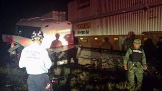 México: choque de tren y autobús deja 16 muertos y 30 heridos