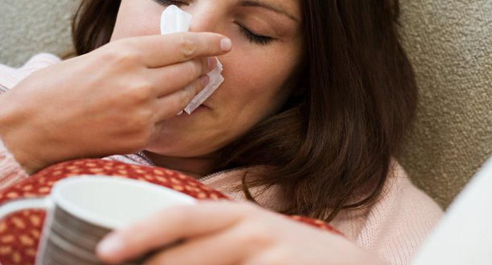 El malestar general, el dolor de cabeza y los estornudos son algunos síntomas de la gripe. (Foto: coolradiohd.com)