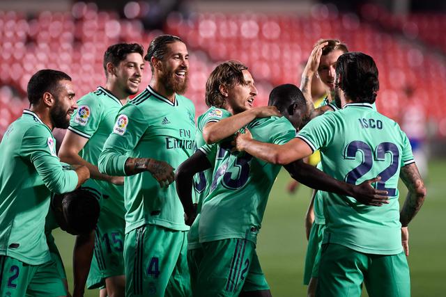 Triunfo por 2-1 del Real Madrid sobre el Granada para mantenerse firme en la lucha por el título de LaLiga. (Foto: AFP)