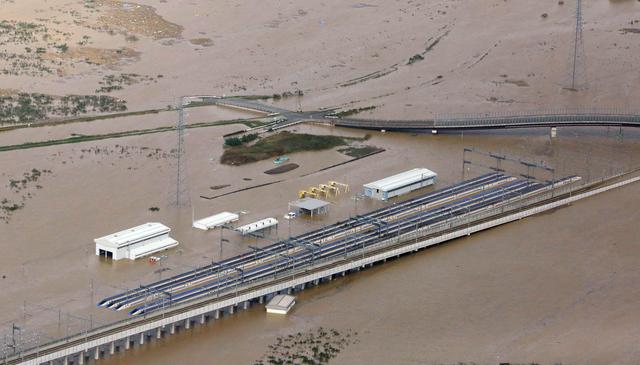 Una imagen aérea muestra trenes Shinkansen en una zona inundada en Nagano. (EFE).