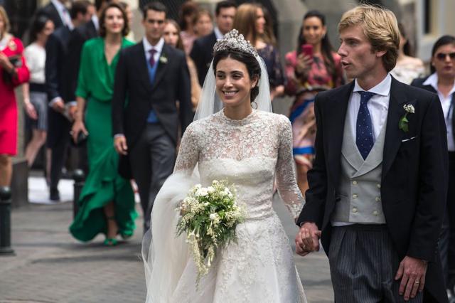 Luego de la ceremonia, el príncipe Christian de Hannover y Alessandra de Osma salen tomados de la mano. (Foto: Agencia)
