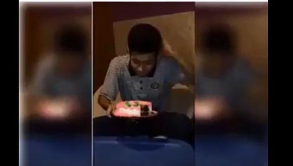 Este joven protagonizó un divertido video donde celebra solo su cumpleaños. (Foto: Captura)