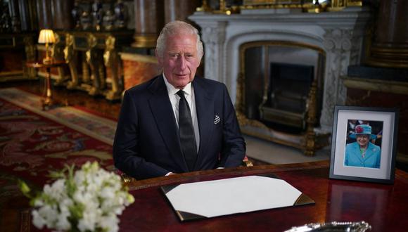 El rey Carlos III de Gran Bretaña da un discurso televisado en el Palacio de Buckingham en Londres el 9 de septiembre de 2022, un día después de la muerte de la reina Isabel II. (Yui Mok / POOL / AFP).