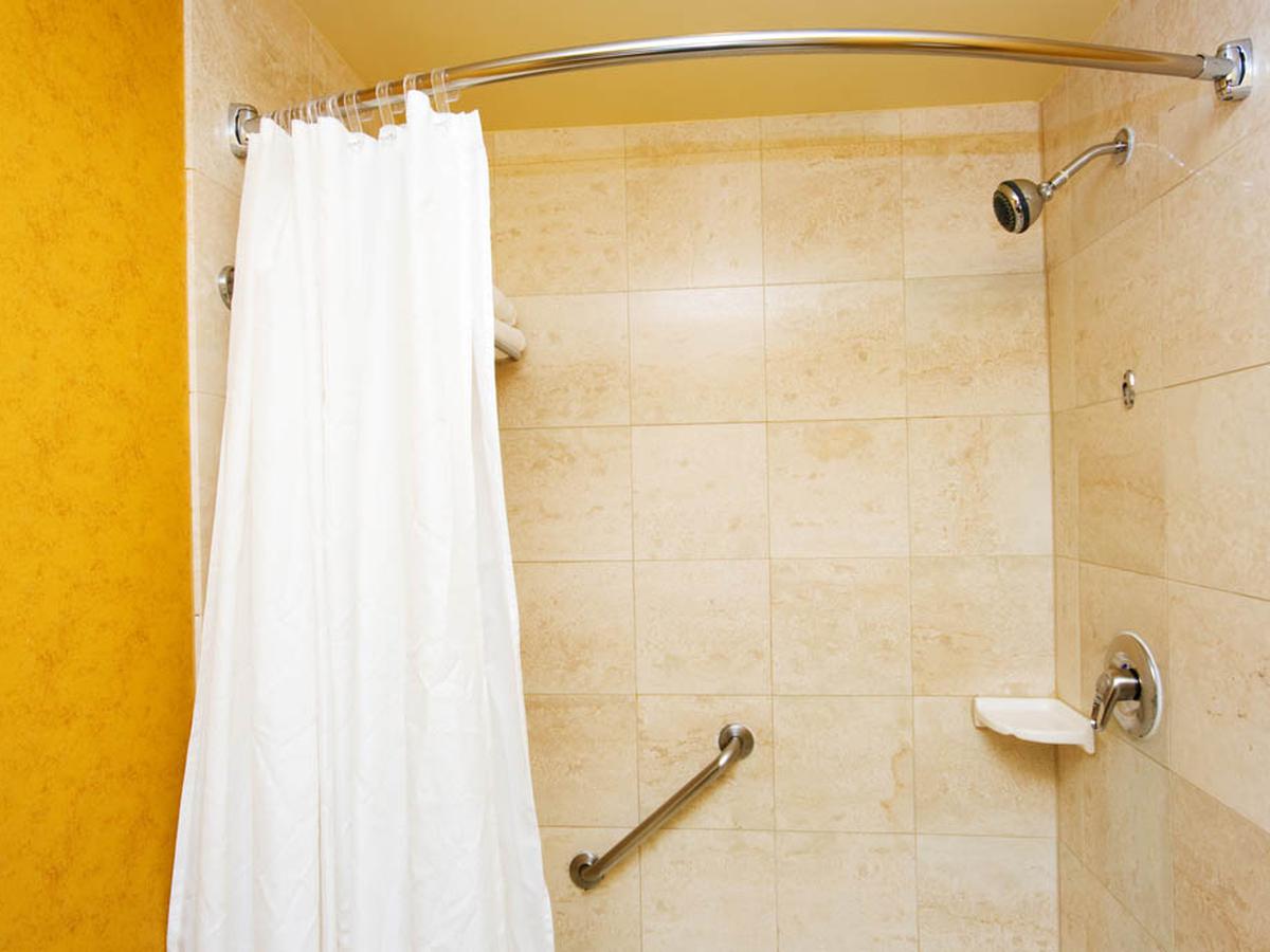 Установить штангу в ванной. Штанга для шторки и полотенец в ванную. Душевая в маленькой ванной с занавеской. Штора для ванны Cortina de ducha 318142.