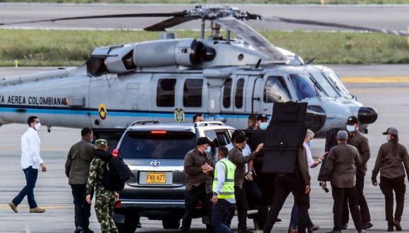 El presidente de Colombia, Iván Duque (4-derecha), camina rodeado de guardaespaldas cerca del helicóptero presidencial en la pista del Aeropuerto Internacional Camilo Daza luego de que fuera alcanzado por disparos en Cúcuta, Colombia. (Foto: AFP / Presidencia de Colombia / Schneyder MENDOZA).