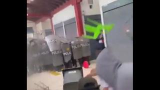 Las Malvinas: comerciantes atacaron a agentes PNP con extintores, sillas y palos para evitar incautación de celulares | VIDEO