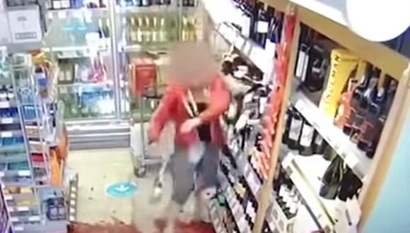 Una mujer británica destrozó varios estantes de vinos en una tienda. Las imágenes se han vuelto tendencia en las redes sociales. (Foto: Metro UK / YouTube)