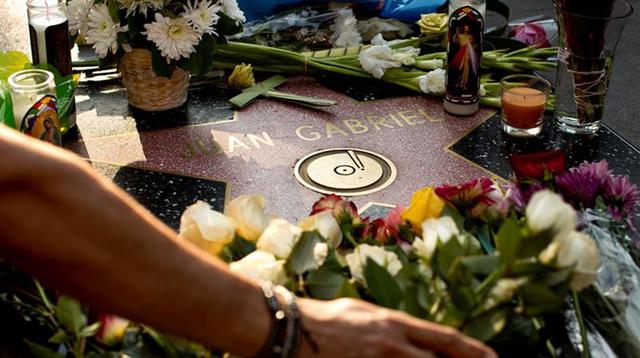 Juan Gabriel: fans le rinden homenaje en el Paseo de la Fama - 1