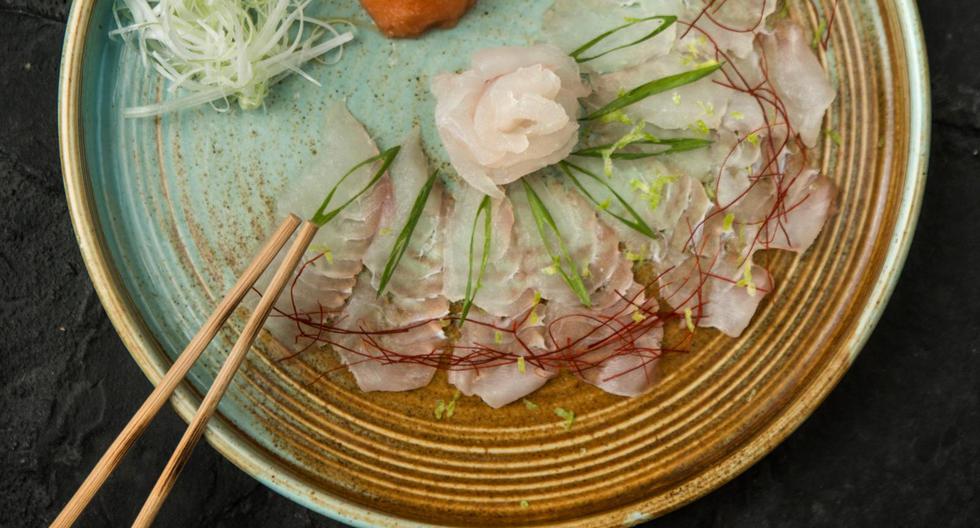 Usuzukuri de lenguado. Cortes delgados acompañados de ponzu al yuzu (limón japones) e hito togarashi (hilos de ají japonés). Fotos: Heroina Estudio.