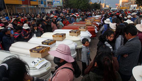 Diecisiete personas fallecieron el lunes 9 de enero en la ciudad de Juliaca, en Puno, tras enfrentamientos con la policía en el marco del paro nacional. En la imagen se aprecia a familiares de victimas esperando en las afueras de la morgue del hospital Carlos Monge Medrano el martes 10 de enero | Foto: Juan Carlos CISNEROS / AFP