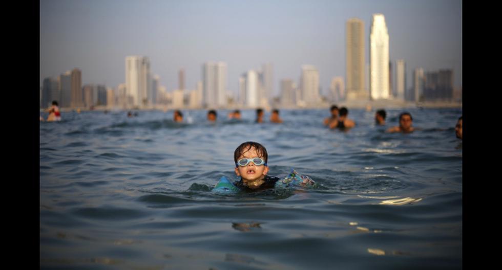 Погода в оаэ сейчас вода. ОАЭ море. Купаться в море в Дубай. Дубай море пляж люди. ОАЭ пляж.