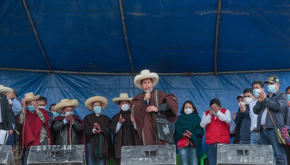 El presidente Pedro Castillo participó ayer en la ceremonia de aniversario de las rondas campesina de Cuyumalca, en Chota. Estuvo acompañado por varios de sus ministros.  (Presidencia)