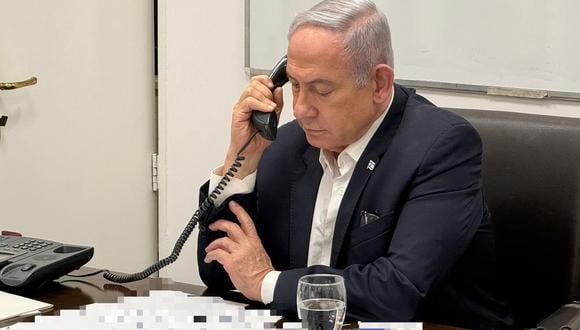 Fotografía editada por la fuente, divulgada por la cuenta oficial en la red social X @IsraeliPM del primer ministro israelí, Benjamín Netanyahu, durante una conversación telefónica con el presidente estadounidense, Joe Biden. (EFE).