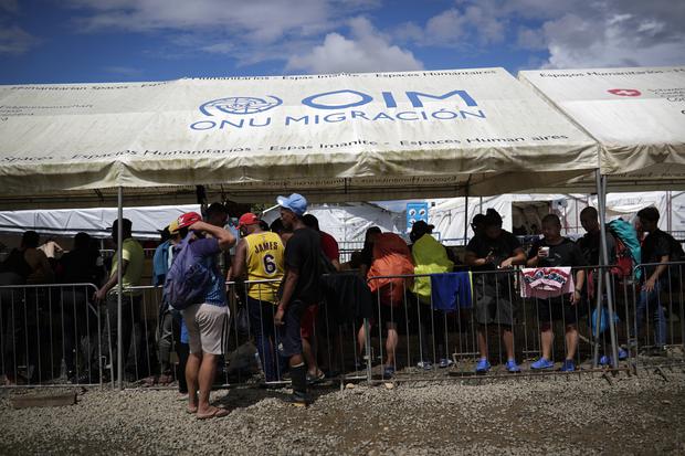 Cientos de migrantes hacen fila, el 14 de octubre de 2022, en una estación de recepción migratoria (ERM) de San Vicente (Panamá), tras cruzar la selva del Darién migrando hacia los Estados Unidos.  (Foto: EFE/ Bienvenido Velasco)
