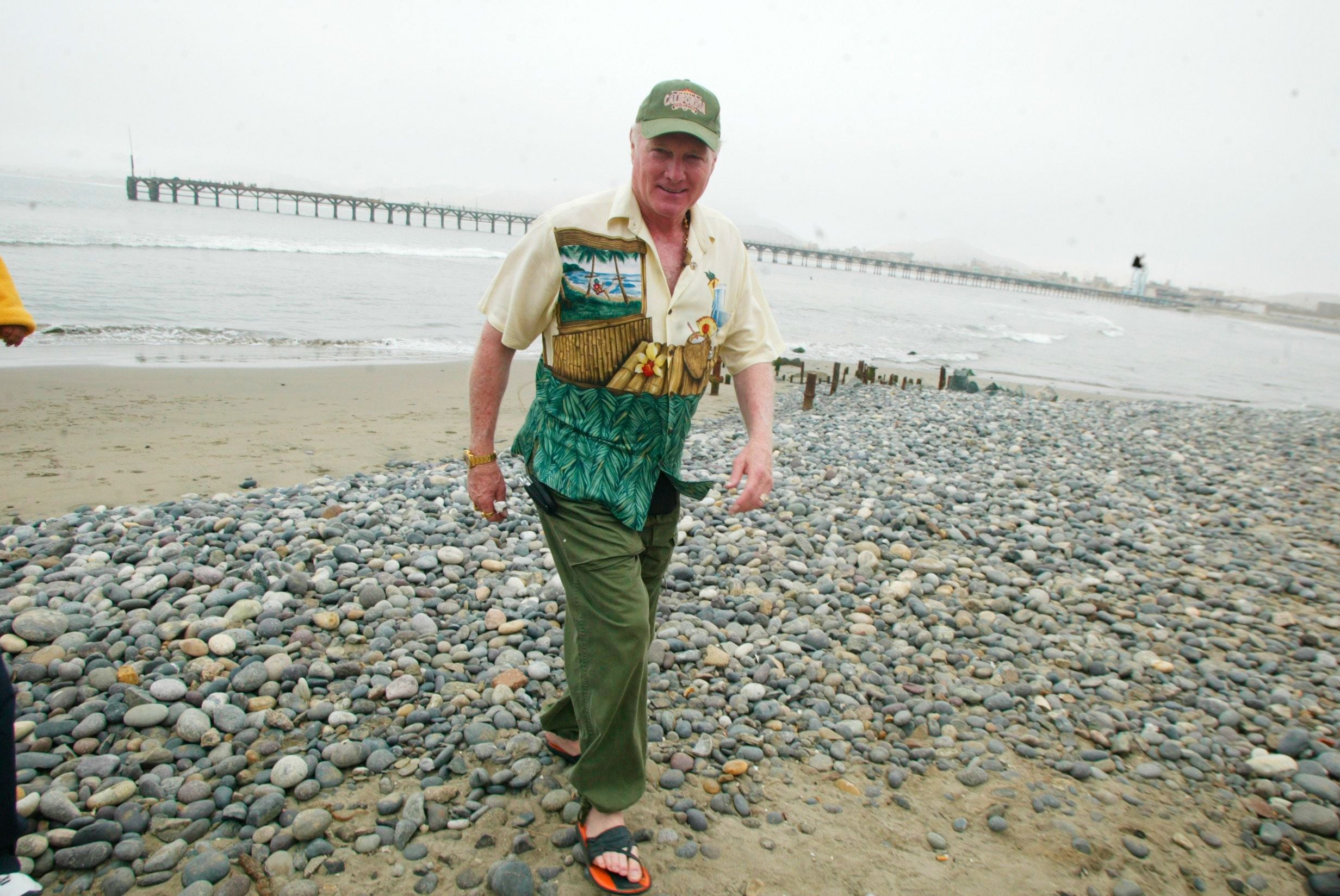 Mike Love en la playa de Cerro Azul al sur de Lima.
