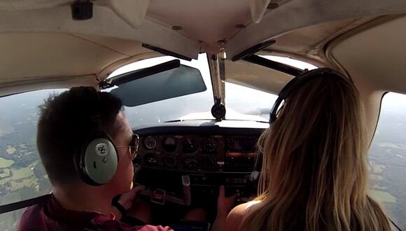 Una familia a bordo de una avioneta paso minutos muy tensos tras romperse el acelerador en pleno vuelo. (Foto: Captura YouTube)