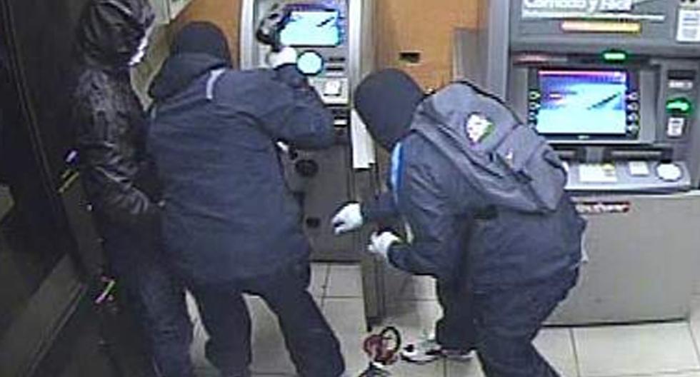 Las cámaras de seguridad de un banco captaron el robo de un cajero automático en menos de un minuto. El hecho se ha vuelto viral debido al \"profesionalismo\" de los ladrones. (Foto: Captura)