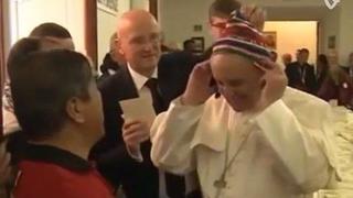Peruano le regaló un chullo al Papa Francisco
