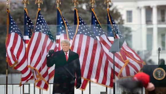 En esta foto de archivo tomada el 6 de enero de 2021, Donald Trump habla a partidarios cerca de la Casa Blanca. (Foto de Brendan Smialowski / AFP).