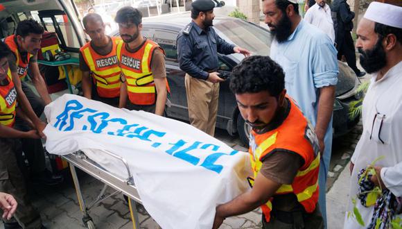 Trabajadores de rescate transportan el cuerpo de Ikramullah Gandapur, candidato del Movimiento de Justicia de Pakistán. (Foto: Reuters)