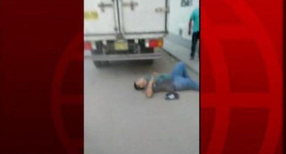El sujeto estuvo varios minutos tirado en el piso pidiendo ayuda a los vecinos. (Foto: Captura/América Noticias)