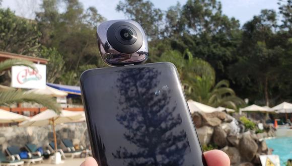 Una de las ventajas de la EnVizion 360 Cam de Huawei es que solo necesita conectarse a cualquier smartphone con Android 6 o superior y empieza a funcionar. (Foto: Bruno Ortiz B.)