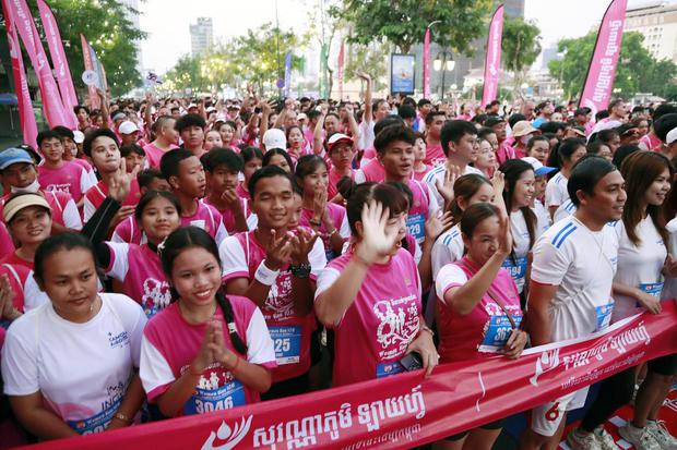 Los participantes reaccionan durante una ceremonia previa al inicio de 'Women Run 10k', un evento celebrado para conmemorar el día Internacional de la Mujer, en Phnom Penh, Camboya, 08 de marzo de 2024. EFE/EPA/KITH SEREY