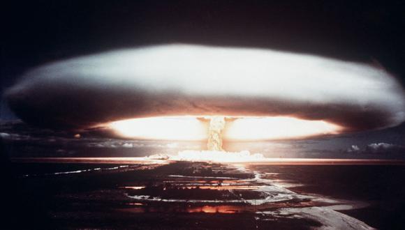 Fotografía tomada en 1971 que muestra una explosión nuclear en el atolón de Mururoa. FOTO AFP
